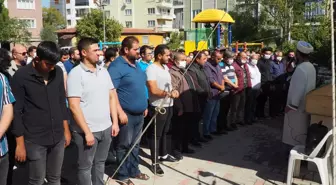 Trafik kazasında hayatını kaybeden kadın, son yolculuğuna uğurlandı