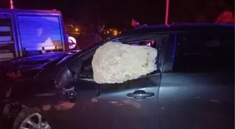 Kaya parçası otomobillerinin camına saplanan çift tedavide