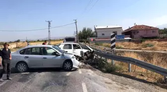 Manisa'da iki otomobilin çarpışması sonucu 3 kişi yaralandı