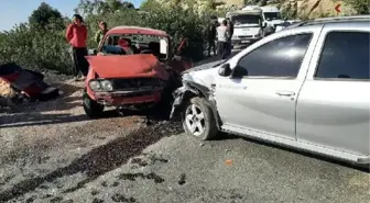 Otomobiller kafa kafaya çarpıştı: 5 yaralı