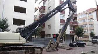 AVCILAR'DA İHMAL İDDİASI: İŞ MAKİNESİNİN DEVİRDİĞİ BETON DİREK CAN ALDI -1