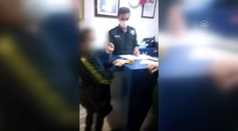 Bayrampaşa'da taksi şoförü, aracında unutulan altınları sahibine teslim etti