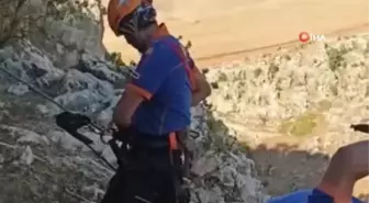 Cinayetin azmettiricisi saklandığı evde yakalandıAdana'da ev alım satımı yüzünden bir kişiyi öldürttüğü öne sürülen zanlı saklanmak için kiraladığı...