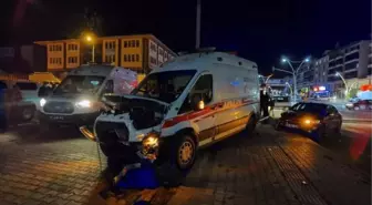 HASTA TAŞIYAN AMBULANSLA KIRMIZI IŞIKTA GEÇERKEN OTOMOBİLLE ÇARPIŞTI: 6 YARALI