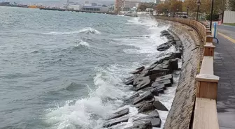 Marmara'da poyraz etkili oluyor: Çok sayıda gemi Tekirdağ kıyılarına demir attı