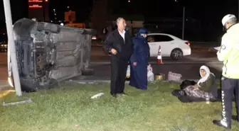 Refüje çarpıp, yan yatan araçlarının başında yakınlarını beklediler