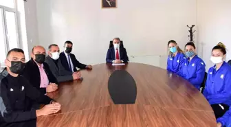 Kaymakam Öztürk'e voleybolculardan ziyaret