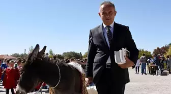 Türkiye'nin 'Eşekli Dostoyevski'si köyleri dolaşarak çocuklara kitap dağıttı