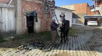 Atıyla aşındırdığı yollarda 54 yıldır köy köy gezip çerçilik yapıyor