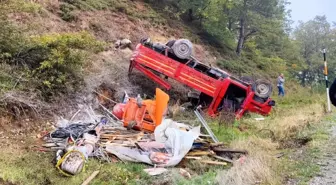 Bursa'da freni patlayan kamyonet şarampole yuvarlandı: 3 yaralı