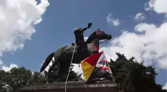 Kolomb Günü'nde Eski Guatemala Devlet Başkanı Barrios'un heykeline zarar verdiler