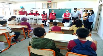 Türk Kızılay Kadirli Şube Başkanlığı köy okulu öğrencilerine çanta ve kırtasiye desteğinde bulundu