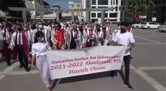 Akademisyenler cübbeleriyle yürüdü