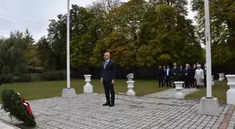 Son dakika... BUDAPEŞTE - Bakan Karaismailoğlu, Macaristan'daki Türk Şehitliği'ni ziyaret etti