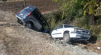 Gaziantep'te hafif ticari araç ile otomobilin çarpıştığı kazada 5 kişi yaralandı