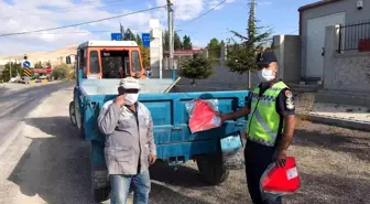 Korkuteli'de jandarma, traktör sürücülerine reflektör dağıttı