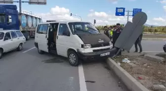 Gediz'de minibüsle otomobil çarpıştı: 3 yaralı