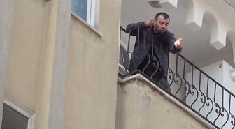 Kedisini veterinerin öldürdüğünü iddia eden adam, iş yerinde çalışan kadını darbetti