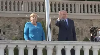 Merkel ile Boğaz manzarasını izlemeye çıkan Cumhurbaşkanı Erdoğan'dan 'direk' şakası