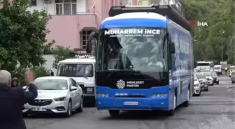 Muharrem İnce kaldırımda oturup öğrenciye fizik dersi verdi