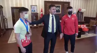 Vali Tekbıyıkoğlu, şampiyon kardeşleri kabul etti