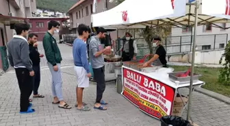 Mevlid Kandilinde lokma dağıtıldı