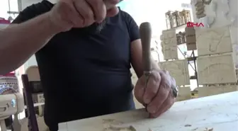 AYDINLI ÇİFT, ATÖLYELERİNDE ATIL EŞYALARI YENİLİYOR