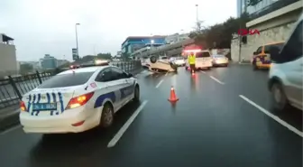 İSTANBUL-BEYOĞLU'NDA OTOMOBİL TAKLA ATTI, TRAFİK YOĞUNLUĞU OLUŞTU