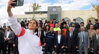 Olimpiyat şampiyonu Busenaz Sürmeneli'nin ismi öğrencisi olduğu üniversitenin spor salonuna verildi