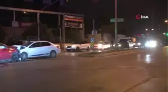 Pendik'te iki otomobil kafa kafaya çarpıştı: 4 yaralı