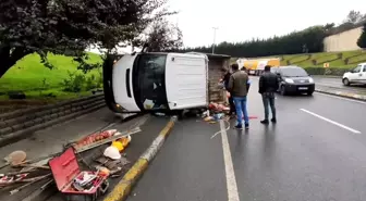 Sultangazi'de kamyonet kaldırıma çarpıp yan yattı