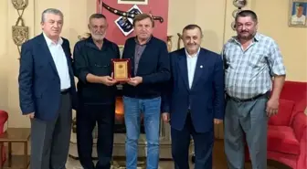 Festivalde derece alan çiftçiye plaket