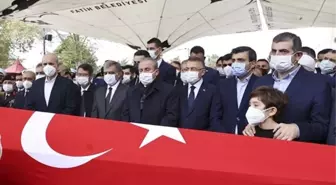 Dedeye son bakış! Torunu, Özdemir Bayraktar'ın tabutunun yanından bir an olsun ayrılmadı