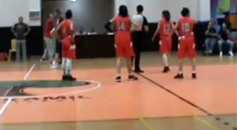 Kadın basketbol maçında erkek şiddeti