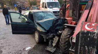 Otomobil ile forklift çarpıştı, 2 kişi araçta sıkıştı