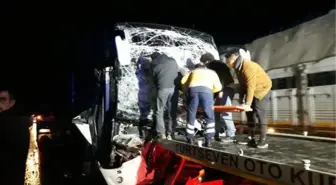 Yolcu otobüsü tıra arkadan çarptı: 2'si ağır 12 yaralı