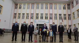 Artvin Valisi Doruk Borçka'da okul ziyaretlerinde bulundu