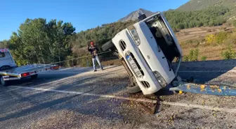 Gölpazarı'nda kamyonetle otomobilin çarpışması sonucu 2 kişi yaralandı