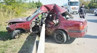 Kaza yapan otomobil bariyere ok gibi saplandı! Sürücünün annesi gözyaşlarına boğuldu