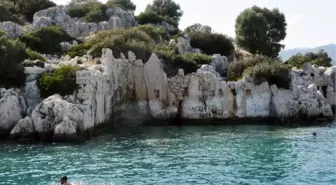 KEKOVA'DAKİ TARİHİ ESERLERİ İLAN TAHTASINA ÇEVİRDİLER