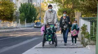 Serebral palsi hastası kızı için 'okullu' oldu