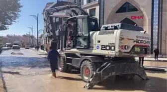 SİVAS'TA VANA ARIZASI; SU BASAN CADDEDEN GEÇENLER ZOR ANLAR YAŞADI