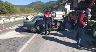 Bilecik'te otomobilin park halindeki tıra çarpması sonucu 3 kişi yaralandı