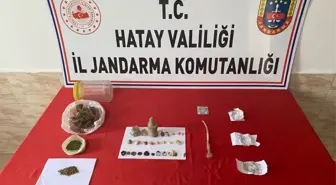 Hatay'da evlerinde tarihi eser, uyuşturucu ve silah bulunan 2 zanlıya gözaltı