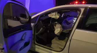 Ataşehir'de duvara çarpan şoför araçta bayıldı: 1 yaralı