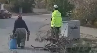 Trafik polisinden yürek ısıtan hareket! Yaşlı kadını halini görünce düşünmeden yardımına koştu