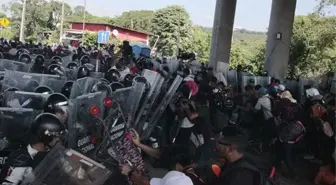 Meksika'da yaşam şartlarını protesto eden göçmenler, başkente yürümeye başladı