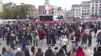 Mülteci çocukların simgesi kukla 'Küçük Amal' Londra'ya ulaştı