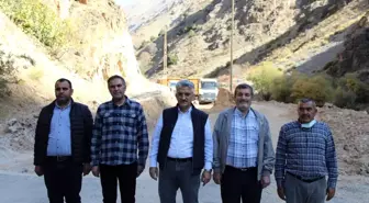 Sayın Valimiz Mehmet Makas, Kemaliye ilçesi Başbağlar grup yolunda yol genişletme çalışmalarını inceledi.