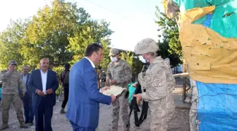 Siirt Valisi Hacıbektaşoğlu tandır ekmeğini Mehmetçikle paylaştı